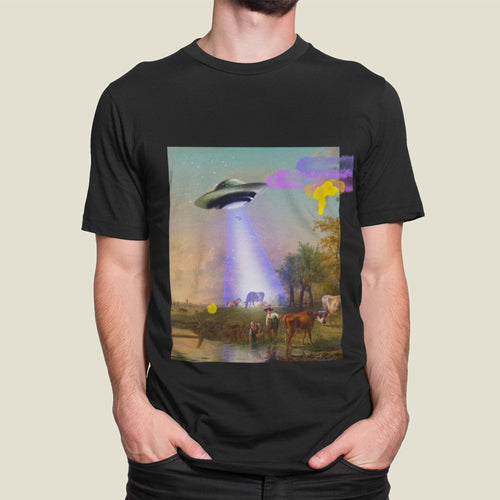 Camiseta UFO Abducting Cow - Design Divertido