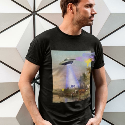 Camiseta UFO Abducting Cow - Design Divertido