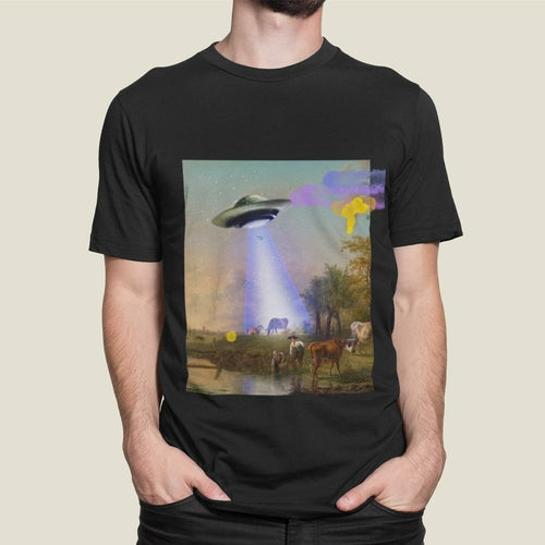 Camiseta UFO Abducting Cow - Design Divertido